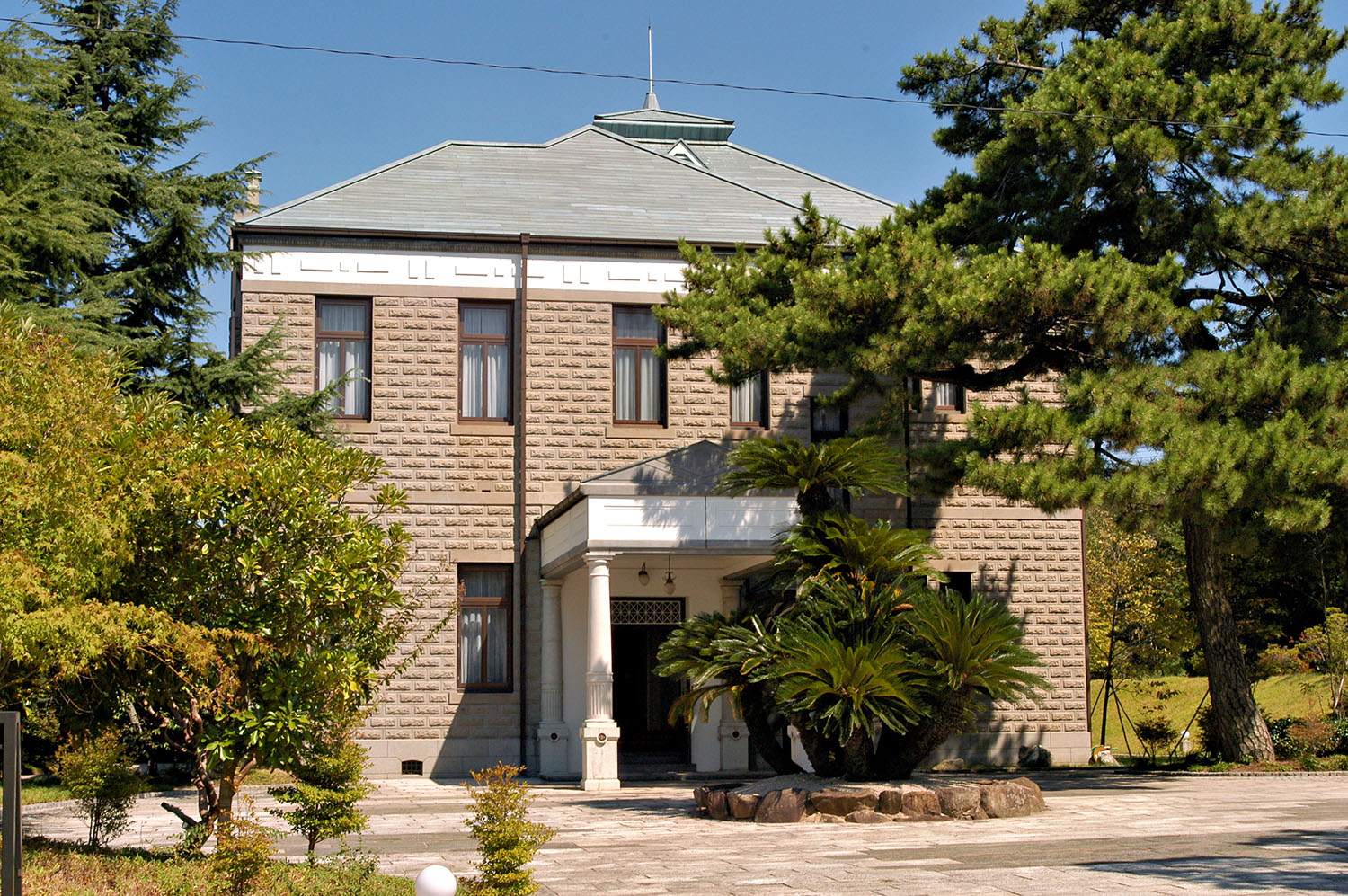 小野田セメント山手倶楽部：大正時代のモダン建築を眺める