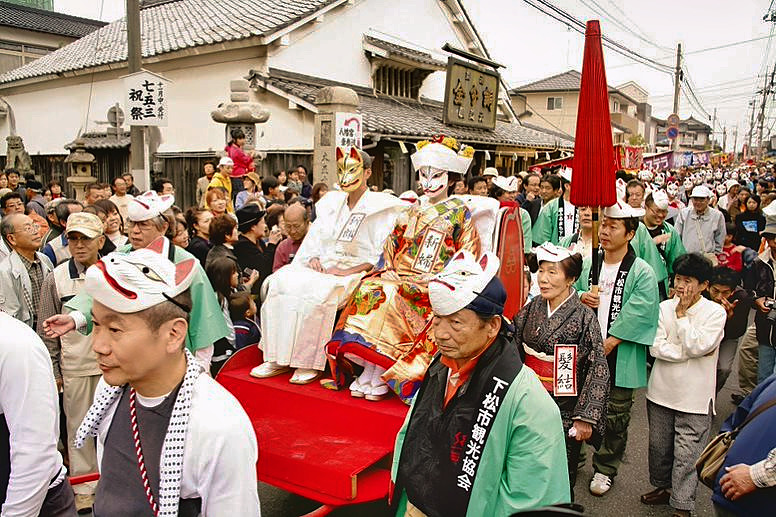 下松市「狐の嫁入り」：白狐伝説が息づく幻想的な奇祭！
