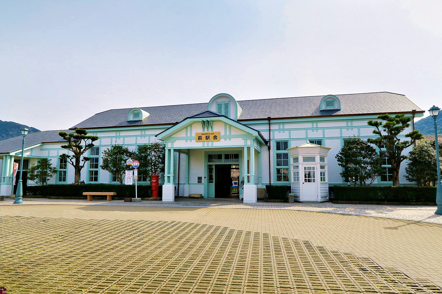 萩駅舎：レトロな雰囲気漂う、萩観光の玄関口