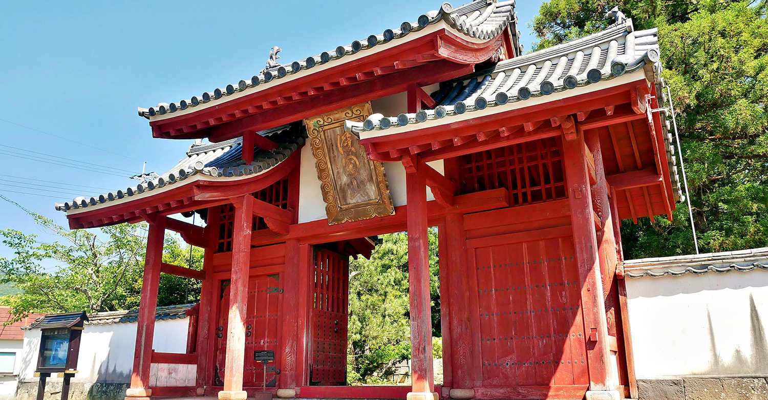 東光寺（総門）：萩の歴史を象徴する壮大な楼門